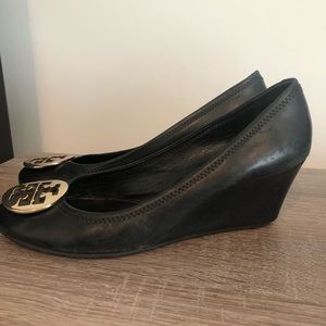 Tory Burch wedge- black with gold TB hardware